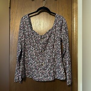 Floral Top with faux buttons size 1XL